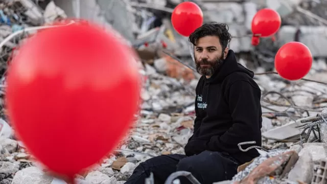 Colocan globos en memoria de niños fallecidos en el terremoto en Turquía