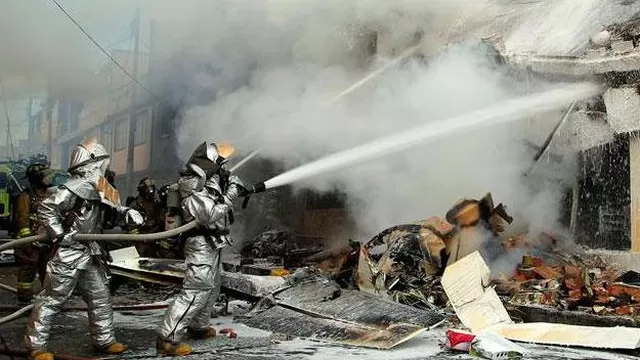 Bomberos apagando el fuego que dej&oacute; el accidente. (V&iacute;a: Twitter)