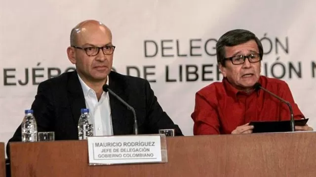 Jefes negociadores del Gobierno colombiano, Mauricio Rodríguez (i), y del ELN, Pablo Beltrán (d). Foto: EFE