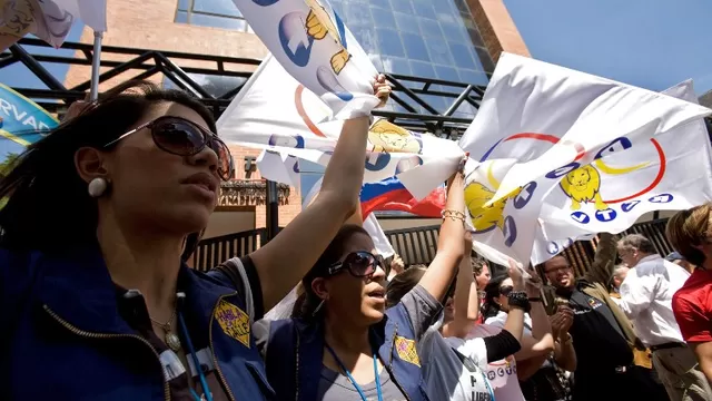 Actores, trabajadores y opositores del presidente venezolano Hugo Ch&aacute;vez protestan el 24 de enero in Caracas despu&eacute;s de que el canal privado RCTV fuera cerrado. (V&iacute;a: AFP)