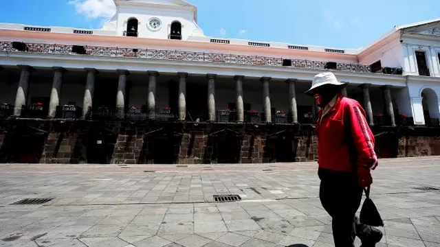 Un hombre camina solitario frente al Palacio de Carondelet, sede del Gobierno de Ecuador. Foto: EFE