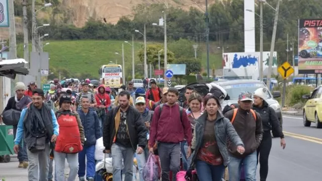 Son seis autobuses con 42 emigrantes cada uno los que en caravana viajan hasta la ciudad de Huaquillas, fronteriza con Per&uacute;. (Foto: EFE)