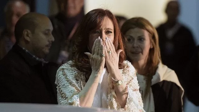 Presidenta Cristina Fernández da un beso a sus seguidores (Vía: AFP)