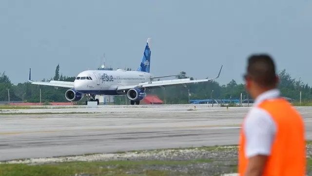 El A320 de la aerolínea estadounidense JetBlue aterrizó a las 10H57 locales (Vía: AFP)