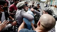 Cuba: La Policía reprimió y detuvo a manifestantes durante protestas contra el gobierno
