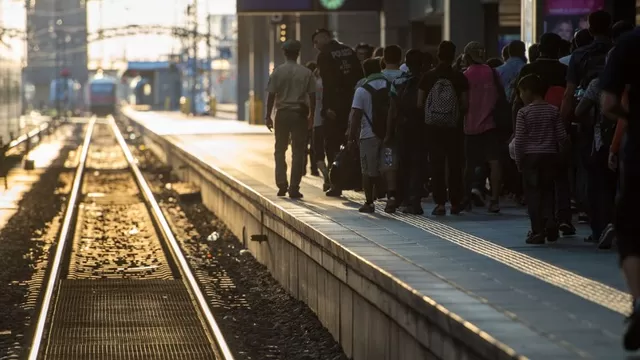 Polic&iacute;a gu&iacute;a a los migrantes a un punto de restricci&oacute;n en la estaci&oacute;n de tren in Munich. (V&iacute;a: AFP)