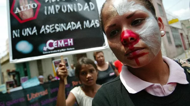 Una joven pintada de payasa, integrante del Centro de Estudios de la Mujer de Honduras (CEMH), participa de una protesta en ocasión del Dia Internacional de la Salud de la Mujer. (Vía: AFP)