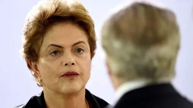Dilma Rousseff mirando a su ex aliado político, su vicepresidente Michel Temer quien conspiró en su contra. (Vía: AFP)