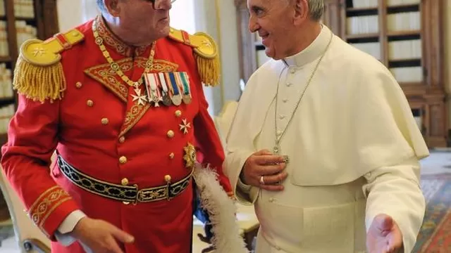 En las últimas semanas el británico Matthew Festing, el gran maestro de la Orden de Malta (izquierda), ha mantenido con el papa Francisco una dura pugna.