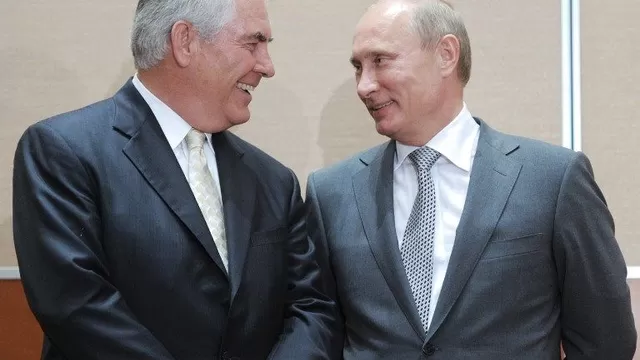 Rex Tillerson junto al presidente Vladimir Putin. (Vía: AFP)