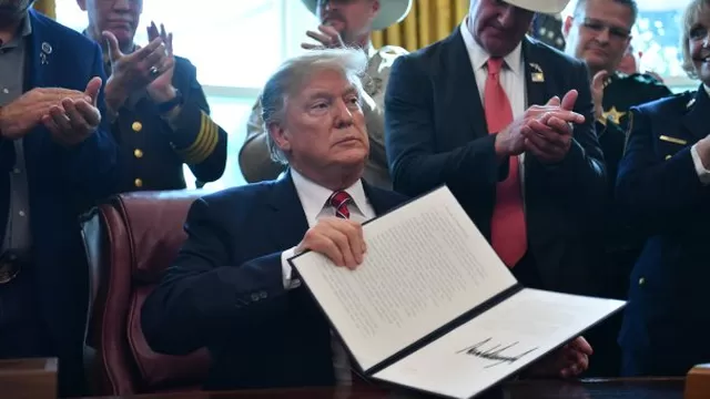 Donald Trump se declar&oacute; &quot;orgulloso&quot; del veto, que exhibi&oacute; tras firmarlo. Foto: AFP