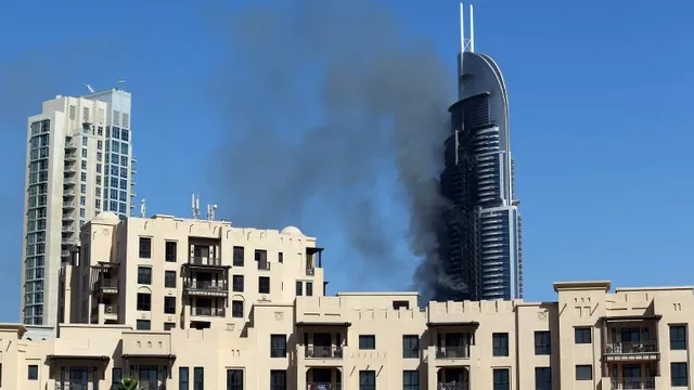El hotel The Address Downtown despide humo. (Vía: AFP)