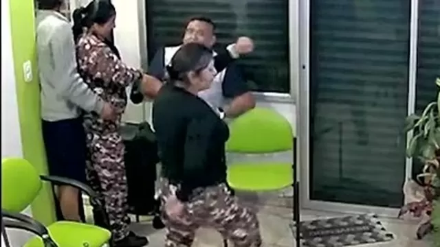 Ecuador: Agentes penitenciarias son captadas bailando y tomando con reos