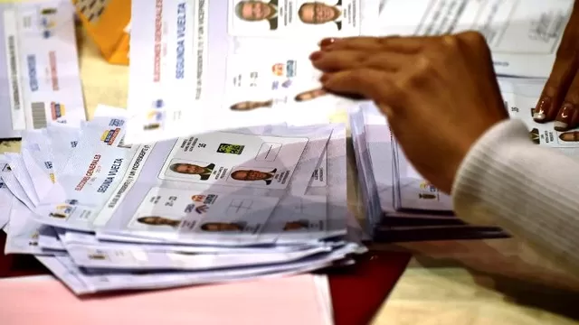 Personal del CNE recontó una parte de los votos del balotaje. Foto: AFP