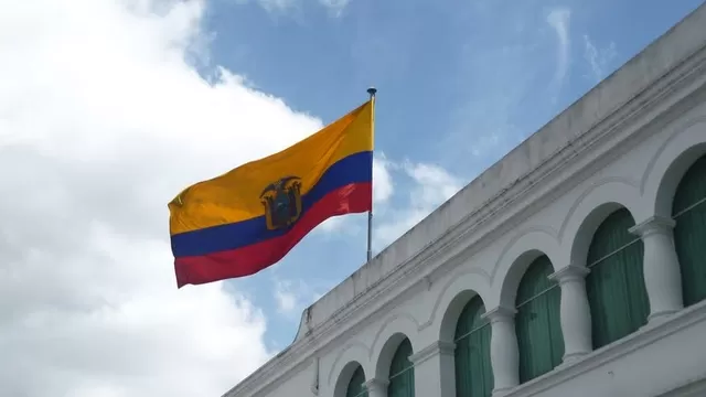 Bandera de Ecuador sobre el Palacio de Carondelet, en Quito. Foto: Pinterest