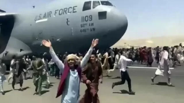 Estados Unidos admite "varios muertos" durante caos en aeropuerto de Kabul para subir a aviones