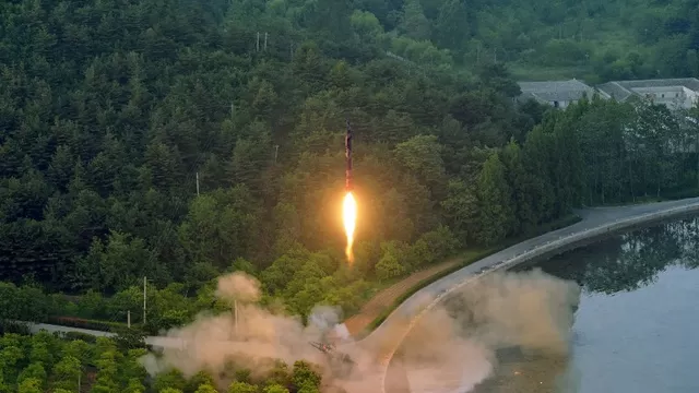 Misil balístico lanzado por Corea del Norte. Foto: AFP/KCNA VIA KNS