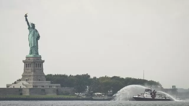 Liberty Island, que alberga miles de turistas al d&iacute;a durante la temporada de verano, fue  evacuada por m&aacute;s de dos horas. (Foto: AFP)