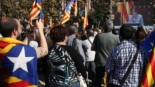 Con 72 escaños a favor de los 135 diputados, la Cámara catalana aprobó un texto que prevé que el inicio del trámite para su independencia. Foto: EFE