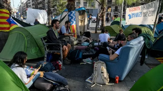 España: cientos de jóvenes acampan en Barcelona contra condena a separatistas. Foto: AFP