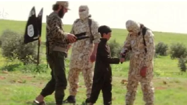 Estado Islámico: involucran a un niño en decapitación masiva