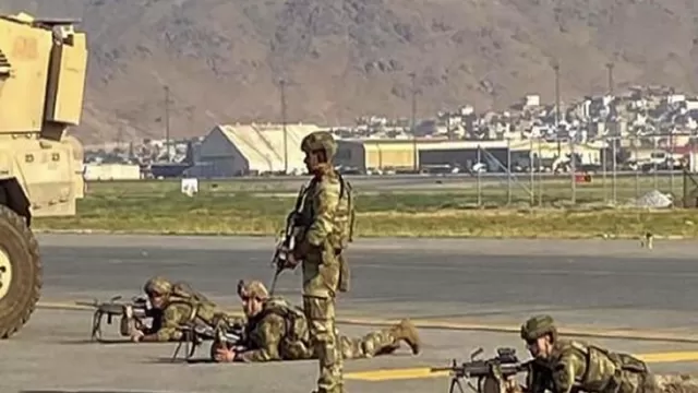 Estados Unidos controla el aeropuerto de Kabul y los talibanes sus inmediaciones. Foto referencial: AFP