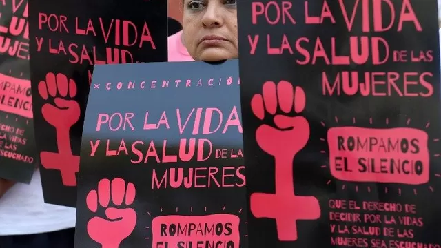 Mujeres salvadoreñas participan una marcha para pedir la despenalización del aborto. (Vía: AFP)