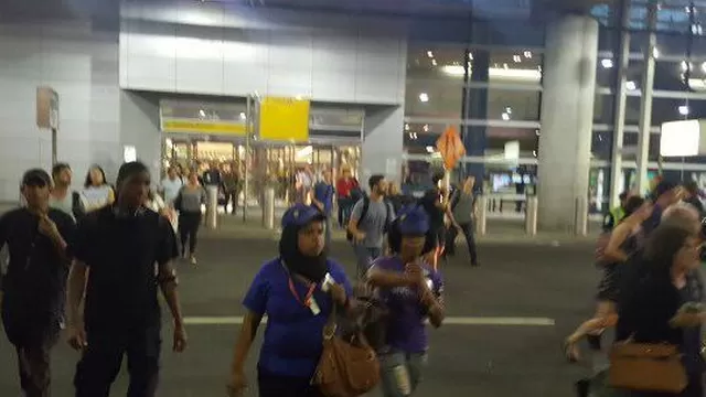 Foto: La Policía está evacuando la terminal 8
