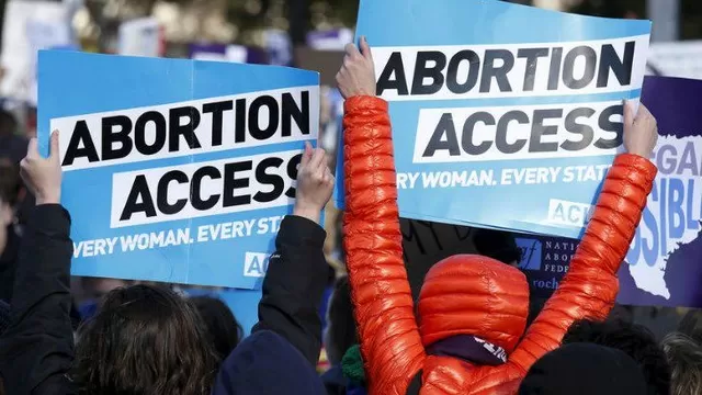 Manifestantes que apoyan el aborto. (Vía: Twitter)