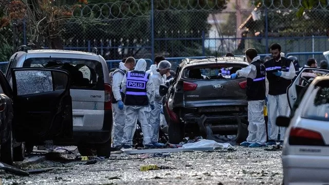 Funcionarios forenses se acercan a la escena de una explosión. (Vía: AFP)