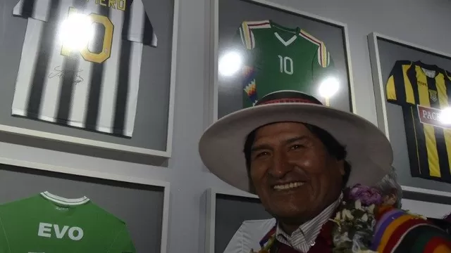 El presidente de Bolivia, Evo Morales, visita la galería de camisetas de fútbol que ha recibido en el "Museo de la Revolución Democrática y Cultural". (Vía: AFP)