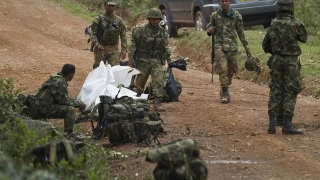 Soldados colombianos se paran junto a armas de guerrilleros de las FARC. (Vía: AFP)