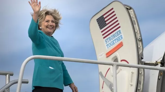Hillary Clinton aborda un avión con destino a Filadelfia. (Vía: AFP)