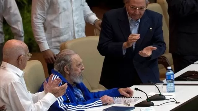 Acompañado de su hermano, el presidente Raúl Castro, Fidel fue ovacionado de pie por los mil delegados del PCC. (Vía: Twitter)