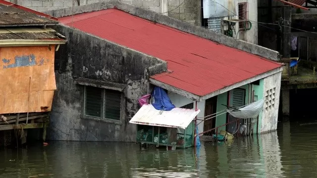 Una casa se ve parcialmente dañada después de un terremoto golpeó la ciudad de Surigao en la isla meridional de Mindanao. (Vía: AFP)