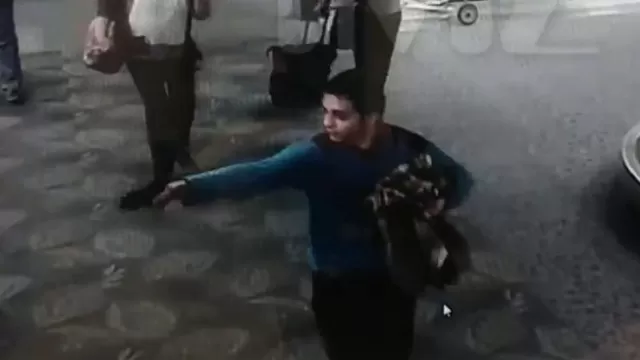 El video de unos 20 segundos de duración ha sido obtenido de una de las cámaras de seguridad de la zona de recogida de equipajes de la terminal 2, escenario del suceso. (Vía: Twitter)