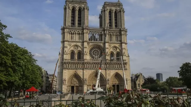 El rector de Notre Dame, Patrick Chauvet, anunci&oacute; el jueves que se construir&aacute; una catedral de madera &quot;ef&iacute;mera&quot; delante de la catedral parisina que ardi&oacute; en llamas el lunes. Foto: AFP