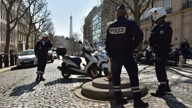 Policía francesa permanece cerca de la sede del FMI tras atentado. Foto: AFP