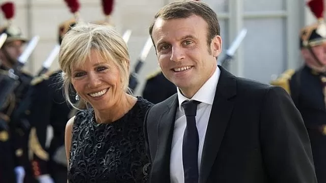 Macron junto a su esposa. La historia de la pareja sorprende a muchos. Foto: Difusión