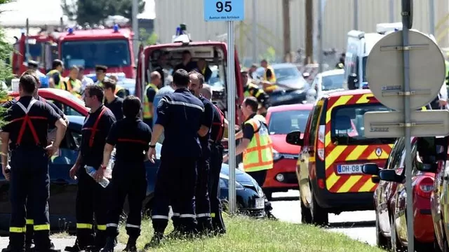 Las autoridades francesas en la planta de gas industrial cerca de la ciudad de Lyon donde se produjo el crimen. (V&iacute;a: AFP)