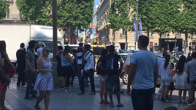 Ataque con auto en los Campos Elíseos de París. Foto: @joshdcaplan