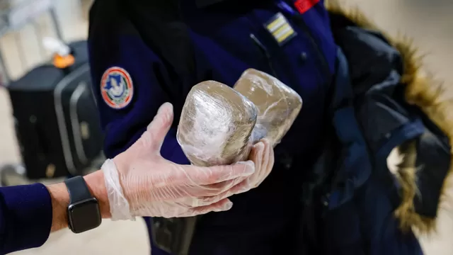 Un futbolista fue detenido en el aeropuerto de París con 100 kilos de cocaína. (Imagen Referencial/AFP)