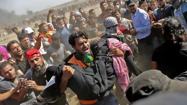 Palestinos protestan en Gaza y Ejército israelí ataca. Foto: AFP