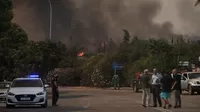Grecia: Evacúan dos suburbios de Atenas por un fuerte incendio que ha quemado casas