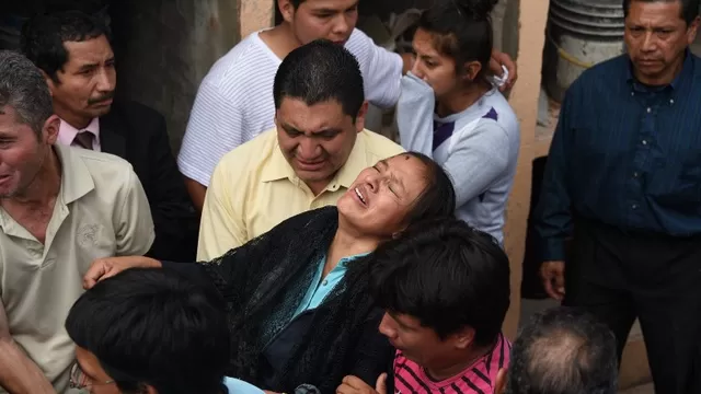 Sara Miranda llora en el funeral de su esposo y sus hijos que fallecieron en el deslizamiento de tierra. (V&iacute;a: AFP)