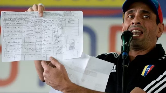 Henrique Capriles muestra validación de su firma para activar el revocatorio contra Maduro (Vía: AFP)