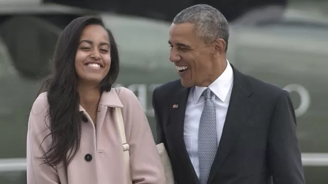 Malia Obama junto a su padre Barack Obama. (Vía: AFP)
