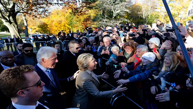 Hillary Clinton votó en Nueva York y confía en su victoria electoral