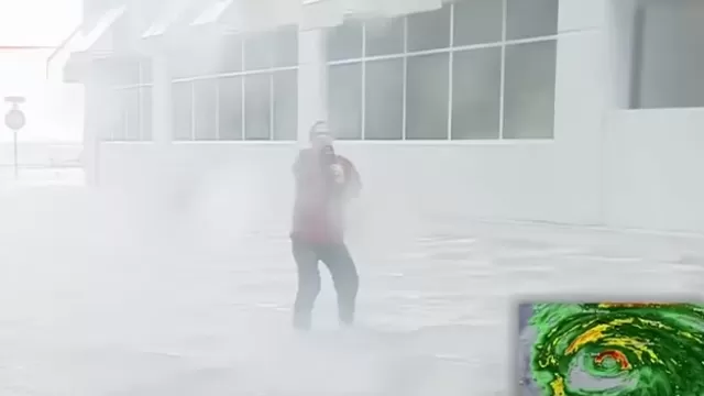 Un reportero se arriesgó para transmitir la llegada del huracán Irma, en Miami. Foto: Noticias Telemundo