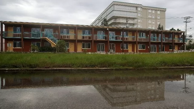 Los condominios de los hoteles están inundados mientras el huracán llega. (Vía: AFP)